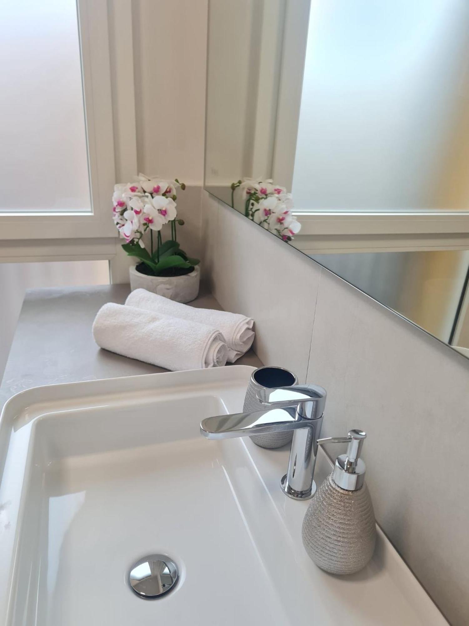 Nel Sole Business Apartment Bologna Bagian luar foto